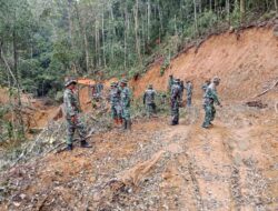 Satgas TMMD ke-126 dan Warga Kute Keramil Kompak Bersihkan Jalur Badan Jalan