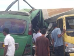 Mobil Angkutan Umum dan Dump Truk Tabrakan di Titi Beusa, Aceh Timur