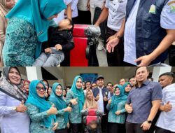 Ny. Marlina Muzakir Serahkan Kursi Roda untuk Anak Disabilitas Aceh