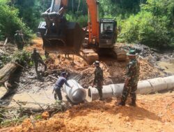 Wujudkan Infrastruktur Desa, Satgas TMMD Bersama Warga Kute Keramil Gotong Royong Pasang Gorong-Gorong