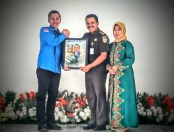 Kajari Langsa Pindah Tugas, Ketua KNPI Berikan Cinderamata 