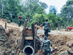 Wujudkan Kemanunggalan TNI dan Rakyat, Satgas TMMD Bersama Warga Perkuat Gorong-Gorong Desa