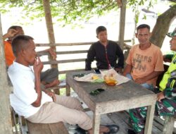 Babinsa Koramil 11/Bandar Baru Kodim 0102/Pidie Laksanakan Komsos dengan Tokoh Masyarakat di desa Sagoe Langien