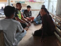 Babinsa Koramil 11/Bandar Baru Kodim 0102/Pidie Laksanakan Komsos dengan Pemuda Desa Alue