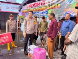 Kapolres Pidie Tinjau Lokasi Banjir dan Salurkan Bantuan Sembako untuk Pengungsi dan Dapur Umum