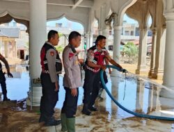 Polres Pidie Laksanakan Pembersihan Mushala Terdampak Banjir di Mutiara Barat