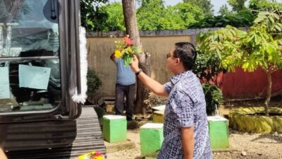 Jeffry Sentana Peusijuk Excavator dan Bentor di Dinas Lingkungan Hidup 