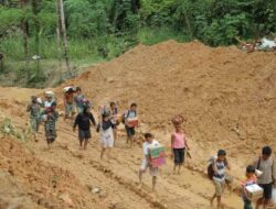Satgas Yonif 122/TS Jalan Kaki 5 Km Salurkan Bantuan ke Desa Terisolir di Sitahuis-Tapteg
