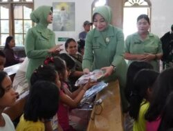 Ketua Persit KCK Daerah I/BB Didampingi Dandim 0210/TU Salurkan Bantuan untuk Korban Banjir Bandang dan Tanah Longsor di Gereja HKBP Lobu Pining-Taput