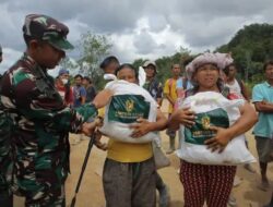 Satgas Gulbencal Kodam I/BB Airdrop Bantuan Kasad ke Lokasi Terisolir di Taput
