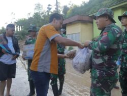 Satgas Yonif 122/TS Dirikan Dapur Lapangan untuk Korban Banjir Bandang dan Tanah Longsor di Adian Koting-Tapanuli Utara