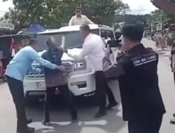 Seorang Kakek di Langkat Hadang dan Tunjuk Presiden RI Prabowo Subianto Saat Menuju Lokasi Pengungsian Korban Banjir Bandang dan Longsor