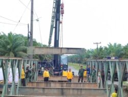 Satgas Yon Zipur 11/DW Bersama Dinas PU Melaksanakan Pemasangan Jembatan Super Compact 200 Tipe 1-1