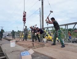 Satgas Yon Zipur 11/DW bersama Dinas PU Selesaikan Pembangunan Jembatan Super Compact 200 Tipe 1-1 Dusun 20 Blok 2 Paya Bakung-Hamparan Perak