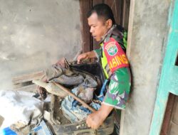 Babinsa Koramil 11/Bandar Baru kodim 0102/Pidie Bantu Pembersihan Rumah Warga Pasca Banjir