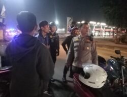 Tim Samapta Polsek Sunggal Bantu Warga yang Mengalami Kerusakan Kendaraan Sepeda Motor di Tengah Jalan