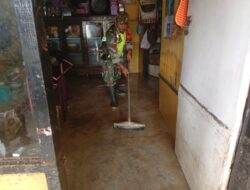 Koramil 11/Bandar Baru Kodim 0102/Pidie Bantu Pembersihan Rumah Warga Pasca Banjir di Keude Loungputu