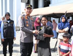 Kapolres Pidie Salurkan Perlengkapan Sekolah untuk Anak-Anak Pengungsi di Mutiara Timur