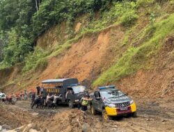 Menembus Medan Lumpur, Tim Trail Seulanga Polres Pidie Antar Bantuan ke Wilayah Terisolir Aceh Tengah