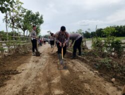 Personel Polres Pidie Bersihkan Akses Jalan Gampong Puuk–Gampong Tanjung