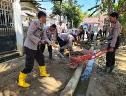 Polres Pidie Laksanakan Pembersihan Jalan di Gampong Meunasah Lueng Sagoe