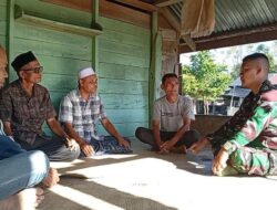 Babinsa Koramil 11/Bandar Baru Laksanakan Komsos di Desa Ara, Bahas Pembangunan Jembatan Gantung yang Sangat Diperlukan