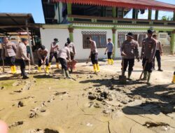 Wujud Kepedulian Pasca Banjir, Personel Polres Pidie Laksanakan Pembersihan Meunasah di Gampong Rambot Adan