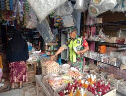 Babinsa Koramil 11/Bandar Baru Kodim 0102/Pidie Laksanakan Pemantauan Harga Sembako di Pasar Subuh Keude Loungputu