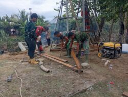 Kodim 0102/Pidie – TNI dan Masyarakat Bersatu, Gotong Royong Dirikan Tiang Gapura Jembatan Gantung di Desa Ara