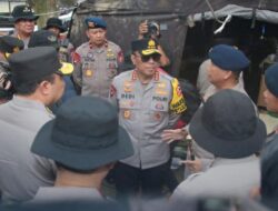 Wakapolri Tinjau Pelayanan Publik dan Serahkan Bantuan Penanganan Banjir Bandang dan Longsor di Aceh Tamiang