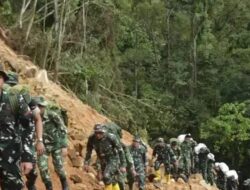 Berjalan Kaki, TNI Salurkan Logistik ke Desa Bonan Dolok Tapanuli Tengah