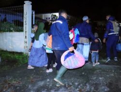 Polres Bener Meriah dan Brimob Evakuasi Warga Tiga Kampung Imbas Status Siaga Gunung Burni Telong