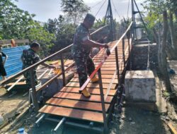 KORAMIL 11/BANDAR BARU KODIM 0102/PIDIE BERSAMA WARGA GOTONG ROYONG PEMBUATAN JEMBATAN GANTUNG DI DESA ARAA