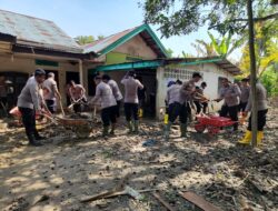 Ringankan Beban Warga, Polres Pidie Turun Langsung Bersihkan Rumah Terdampak Banjir
