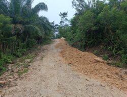 *Viral Diduga Pakai Galian C Ilegal, Papan Informasi Proyek Jalan Transmigrasi Diduga disembunyikan di Rumah Warga *