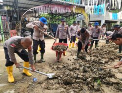 Personel Polres Pidie Bersihkan Halaman Meunasah di Gampong Ulee Tutue Pasca Banjir