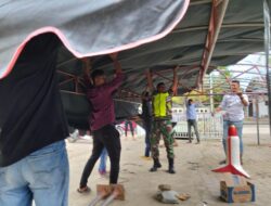 Babinsa Koramil 11/Bandar Baru Kodim 0102/Pidie Bantu Masyarakat Desa Blang Glong Pasang Tenda untuk Acara Isra Mi’raj