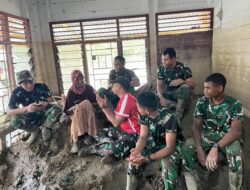 Yonif TP 837/KT Bersama Babinsa dan Yonif 113/JS Bahu Membahu Membersihkan Rumah Lansia Pasca Banjir di Aceh