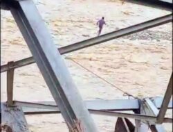 Selamatkan Warga Terseret Arus  Anggota  Kodim 0106 Aceh Tengah Terjun Ke Sungai