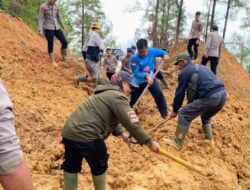 Cepat Dan Sigap Polri di Aceh Tengah Buka Akses Jalan Nasional Takengon–Blang Kejeren, Personel Bantu Seberangkan Warga