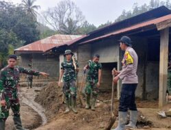 Sinergi Percepatan Pemulihan, TNI–Polri Bersihkan Rumah Warga Terdampak Banjir Bandang di Linge Aceh Tengah