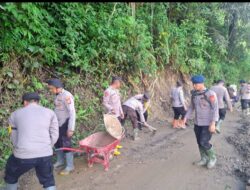 Polsek Silih Nara dan BKO Brimob Gotong Royong Pulihkan Akses Jalan Utama Angkup–Pameu Aceh Tengah
