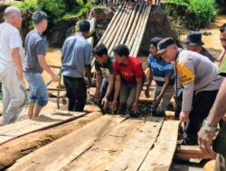 TNI–Polri Bangun Jembatan Sementara untuk Akses Penyeberangan Warga di Kuyun Uken Aceh Tengah