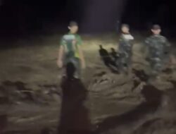 Respon Cepat TNI Evakuasi Warga Yang Terjebak Banjir Bandang