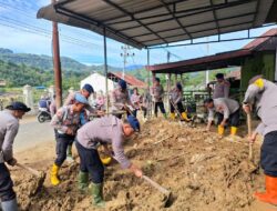 Pantang Menyerah Sebelum Bersih, Polsek Silih Nara dan Brimob Polda Aceh Lanjutkan Gotong Royong Bersihkan Rumah Warga Terdampak Bencana