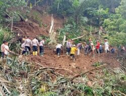 Polsubsektor Rusip Antara Bersama Brimob Polda Aceh dan Warga Buka Akses Jalan Terisolir Pasca Longsor Susulan