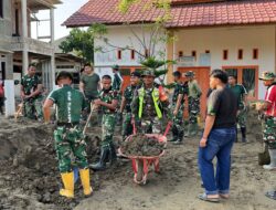 Yonif TP 837/KT Bersama Mahasiswa KKN Al-Muslim Melaksanakan Karya Bakti Pasca Banjir di Poskesdes Gampong Putoh, Kecamatan Samalanga, Kabupaten Bireuen