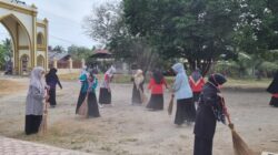 Sambut Ramadhan, MIN 11 Bireuen Gotong Royong Bersihkan Masjid Al ikhlas Desa Cot Batee.