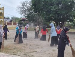 Sambut Ramadhan, MIN 11 Bireuen Gotong Royong Bersihkan Masjid Al ikhlas Desa Cot Batee.