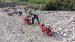 Wujud Kemanunggalan TNI Pascabencana Satgas Kodim 0106/Aceh Tengah Perbaiki Jembatan Rusak